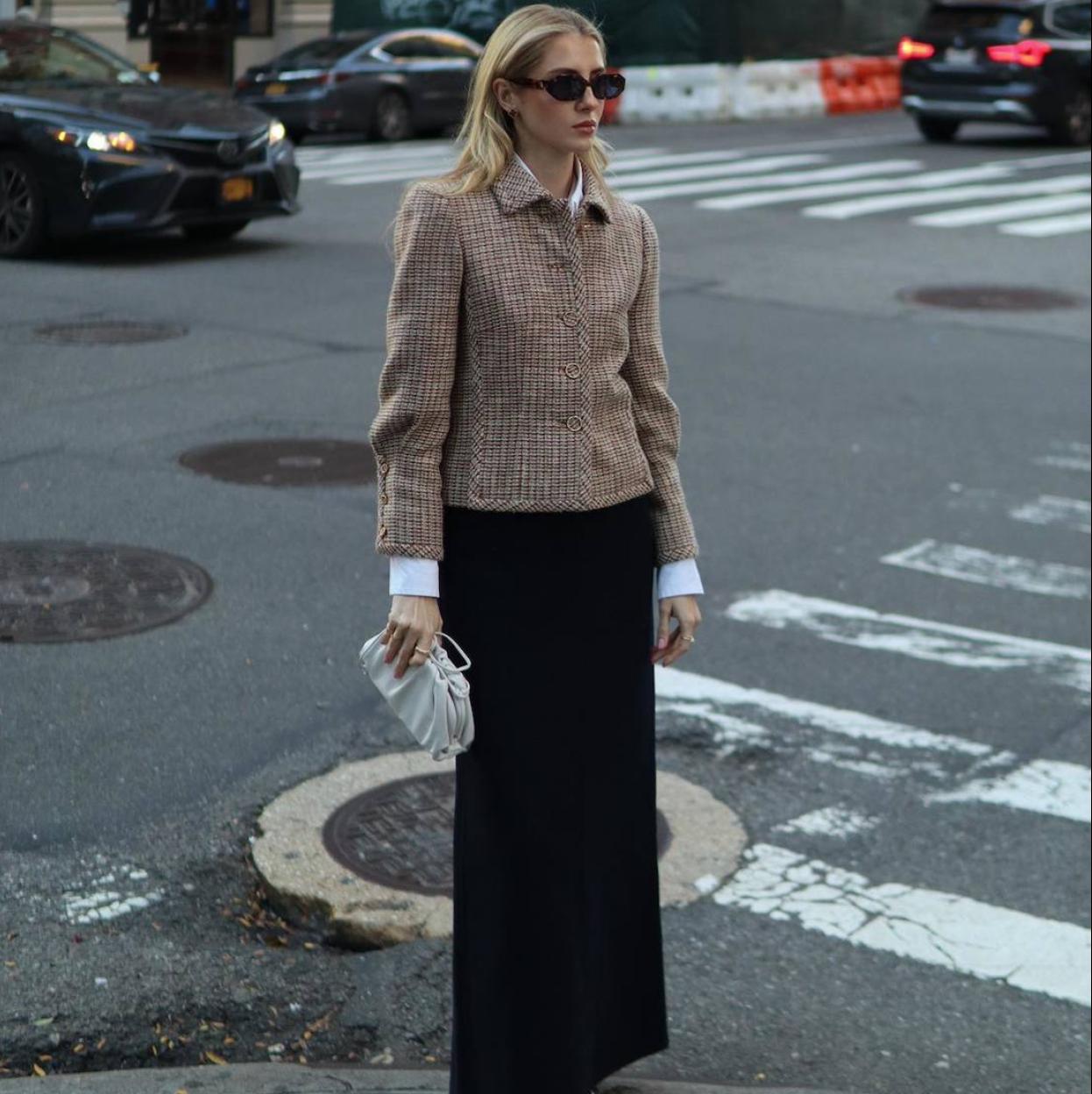 Influencer con look de falda larga negra