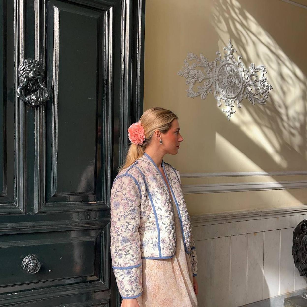 Influencer con pinza flor en el cabello