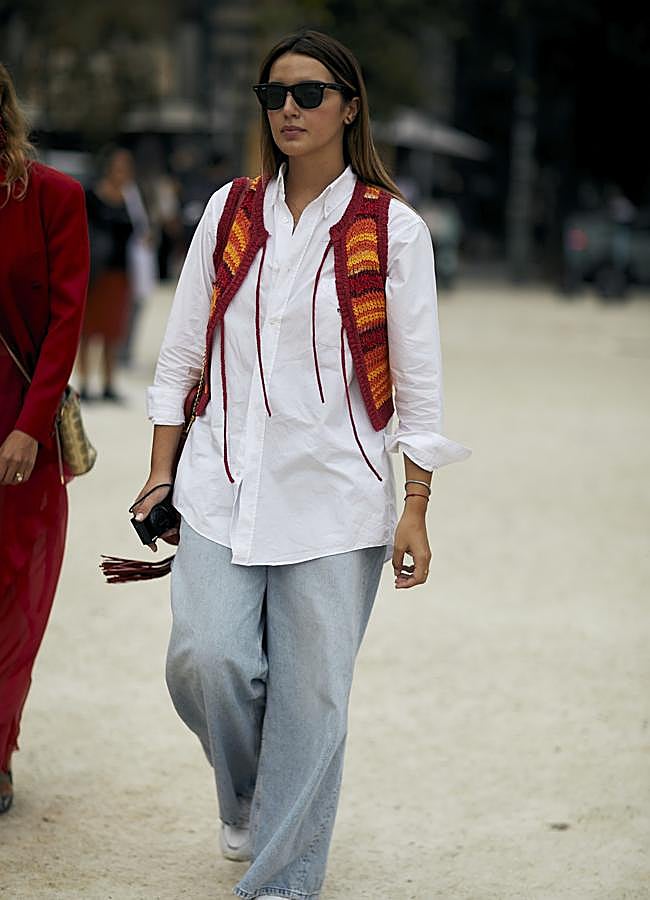 Imagen - Look con vaqueros y chaleco bordado / LAUNCHMETRICS SPOTLIGHT