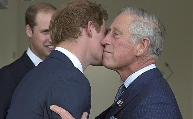 El príncipe Harrry y Carlos III de Inglaterra tiene personalidades muy similare. 