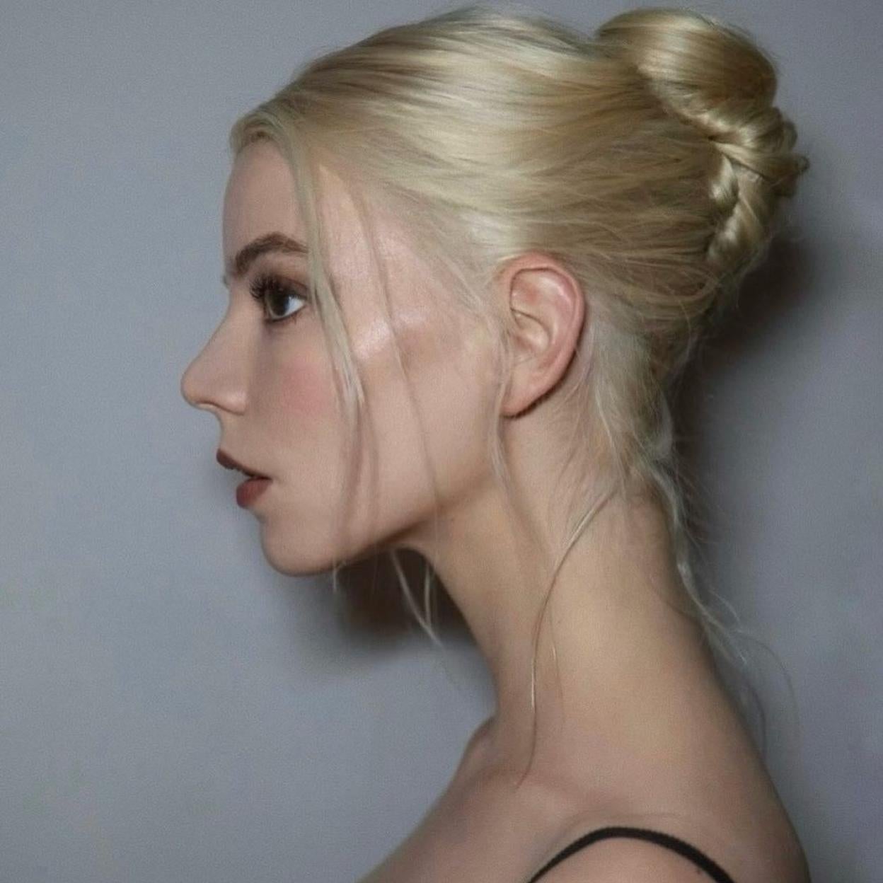 Anya Taylor-Joy con moño