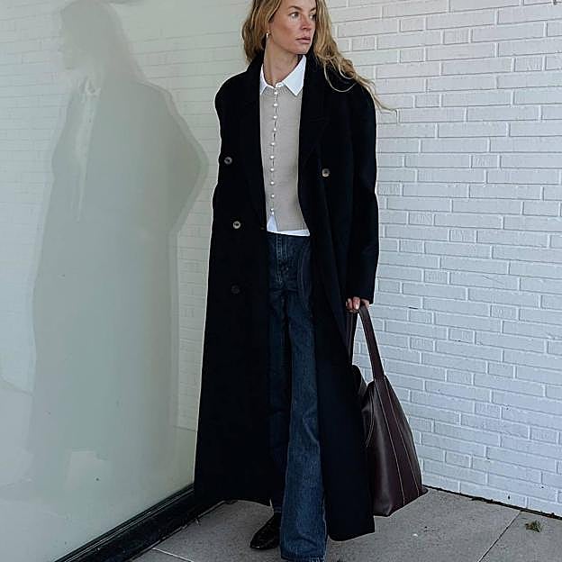 Look con camisa blanca, cárdigan, vaqueros y mocasines