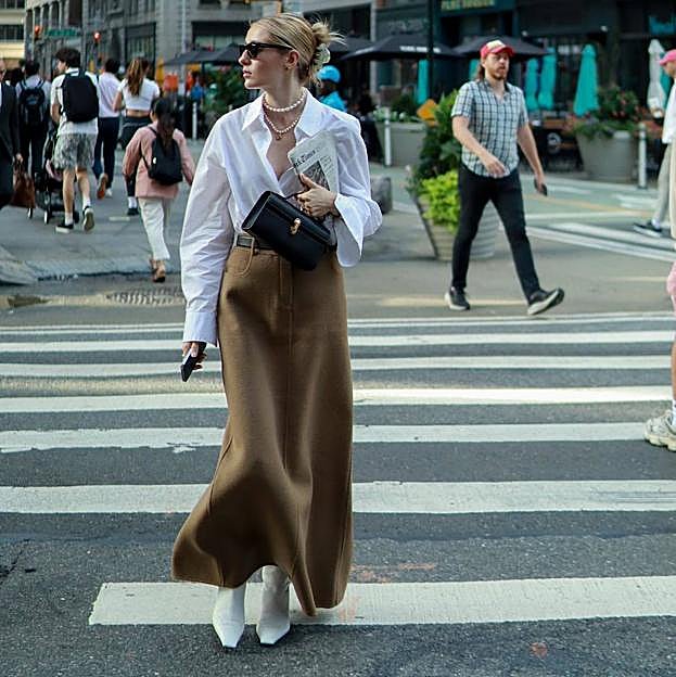 Look con camisa blanca y falda