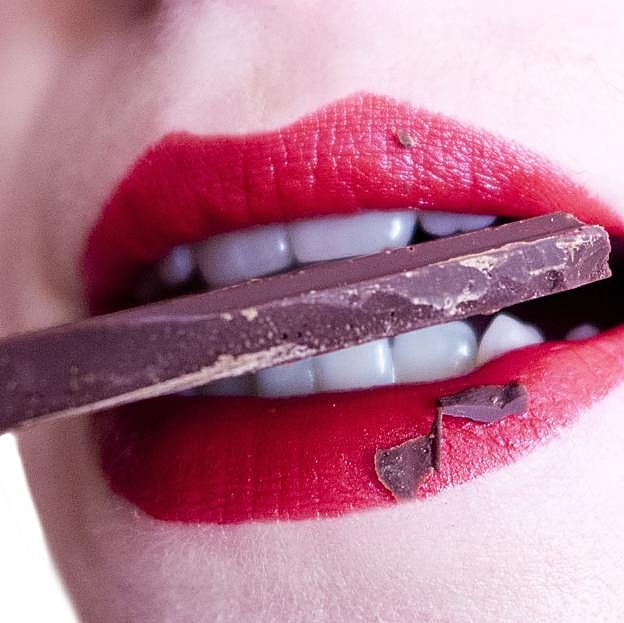 Chocolate, frutos secos, plátano, yogur y espinacas son los cinco alimentos que activan las hormonas de la felicidad. 