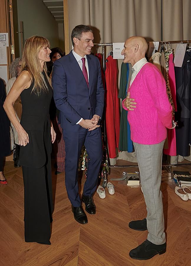 Imagen - Begoña Gómez y PEdro Sánchez charlan con el diseña dora de Vota & Lomba. / GTRES