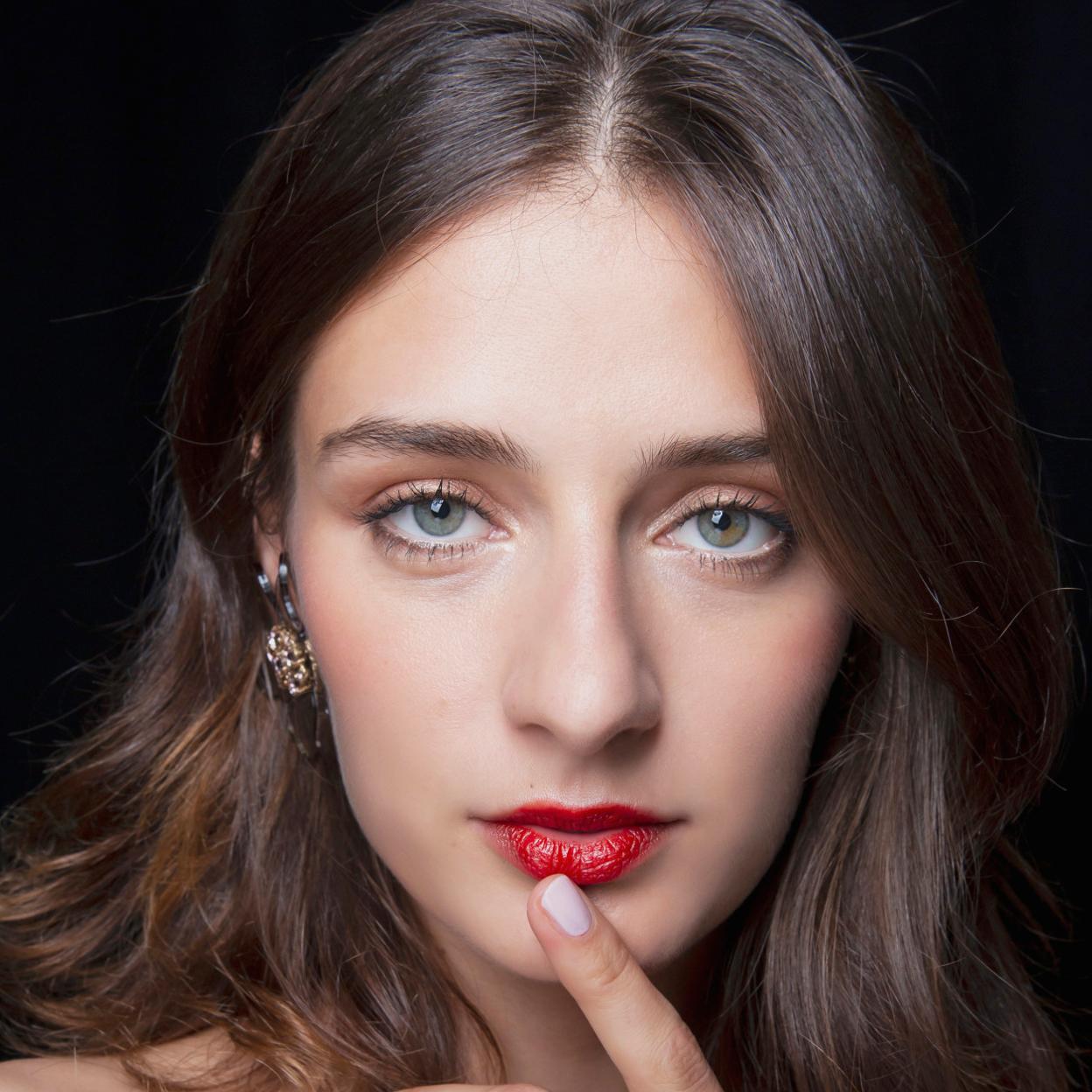 Cherry red: el nuevo color de moda que pasará también a labiales favoritos