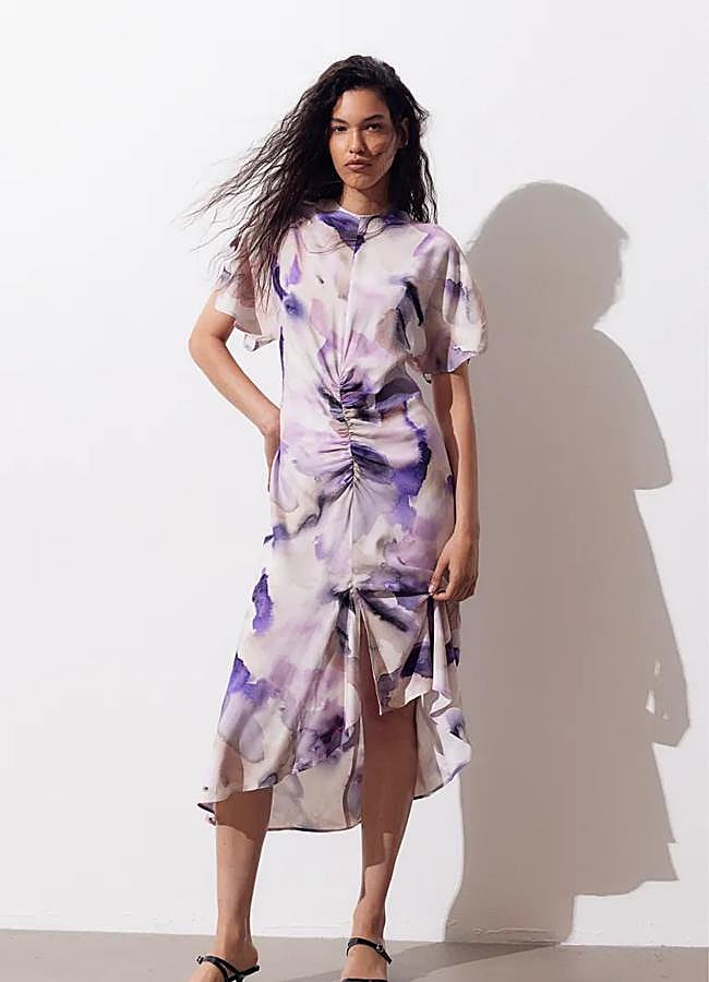 Imagen - Vestido midi fruncido de H&M (49,99 euros).