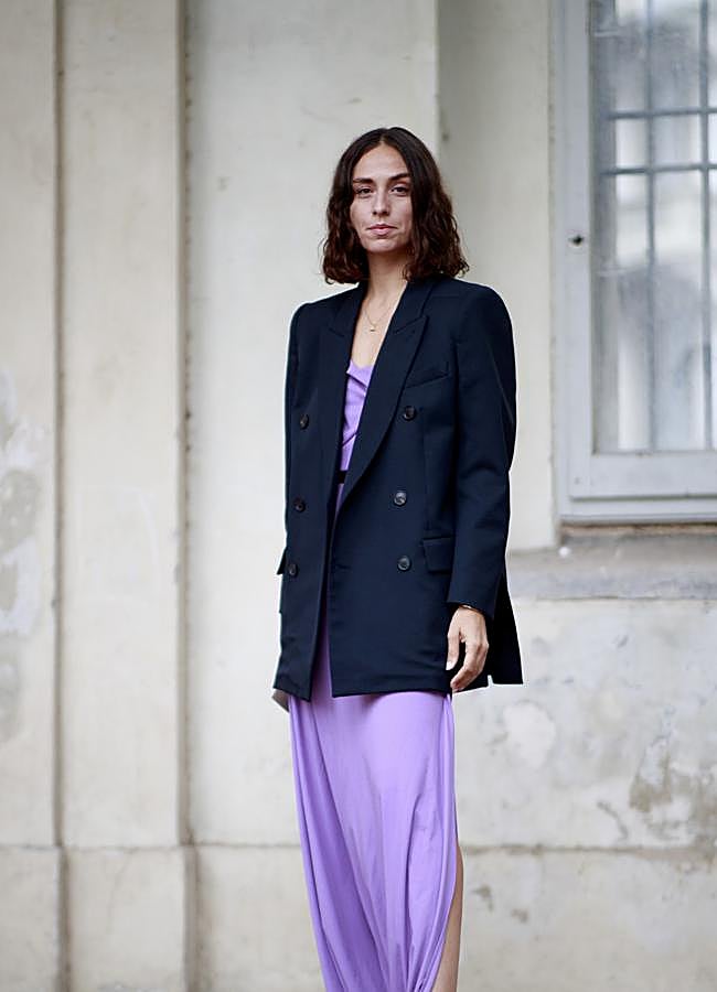 Imagen - Una mujer con chaqueta en azul marino. Foto: Launchmetrics spotlight