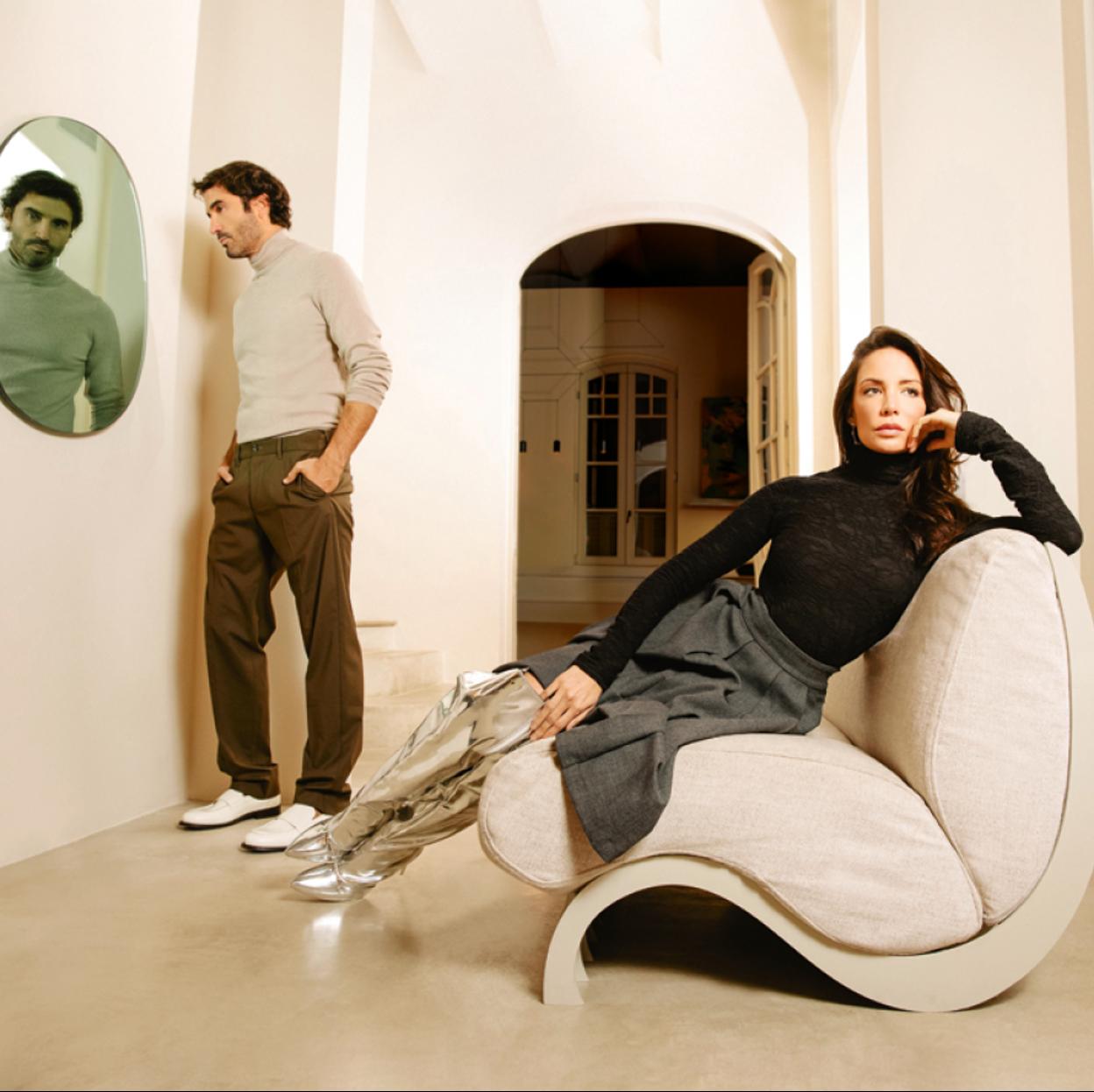 María lleva jersey de Isabel Marant, falda de Mango, botas de Simorra y pendientes de Swarovski. Alex, jersey de Mirto, pantalones de Dustin en El Corte Inglés y mocasines de Tommy Hilfiger.