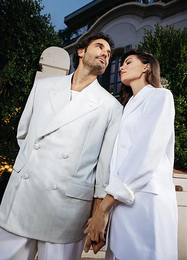 Imagen - En la página anterior, él lleva camiseta, americana, pantalones y mocasines, todo de Givenchy. Ella, americana y pantalones de Tommy Hilfiger. Fotografía: Ana Abril / Estilismo: María Monreal.