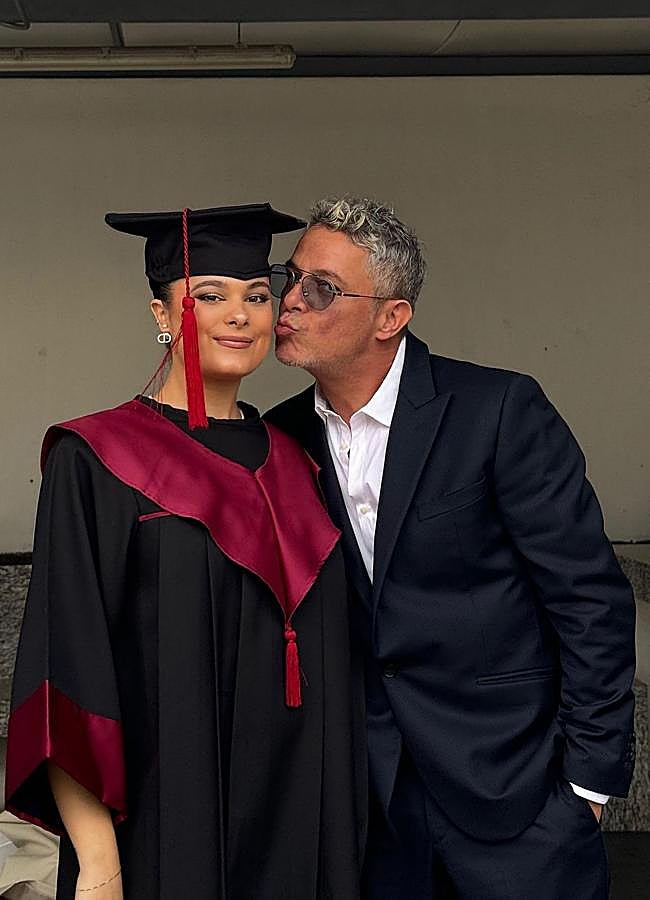 Imagen - Alejandro Sanz presume de su hija Manuela tras su graduación en una imagen de sus redes sociales. / INSTAGRAM
