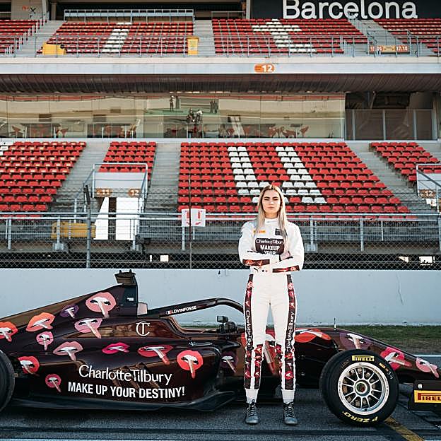 La piloto Lola Lovinfosse con el nuevo coche patrocinado por Charlotte Tilbury.