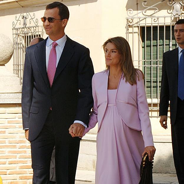La reina, de rsoa y embarazada de Leonor, en la boda de Álvaro Fernández Araoz Gómez Acebo y Nathali Picquot.