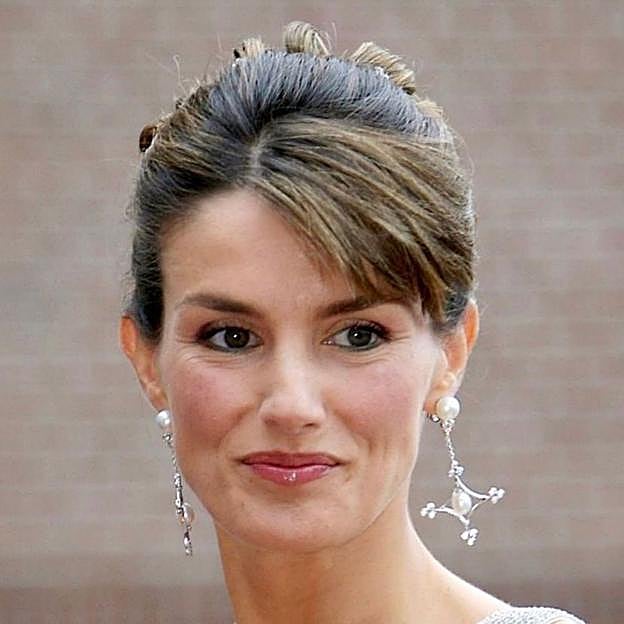 Letizia, con los pendientes de cruz.
