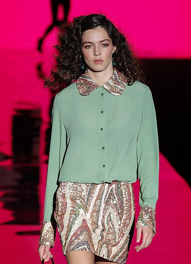 Imagen - Una modelo con melena curly y raya lateral en el desfile de Lola Casademunt.