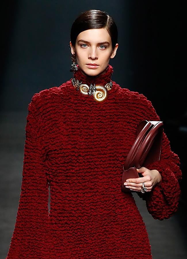 Imagen - Una modelo con recogido y raya lateral en el desfile de Simorra.