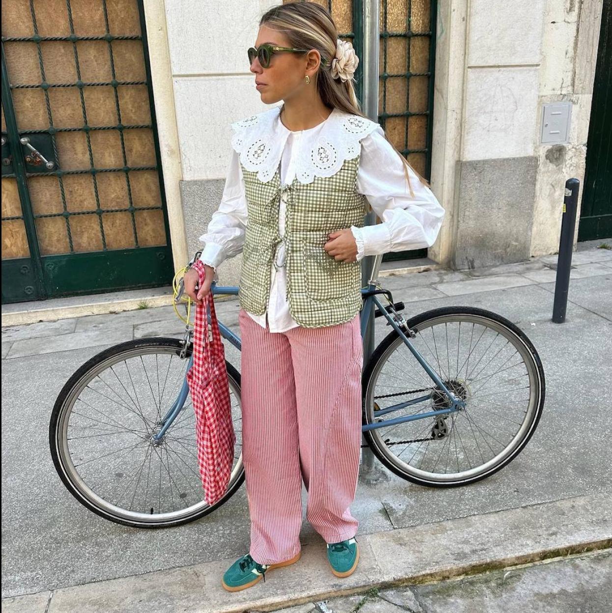 Influencer con blusa estilo coquette