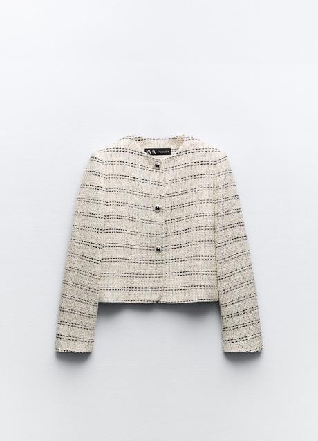 Imagen - Chaqueta corta con hombreras de Zara (49,99 euros)