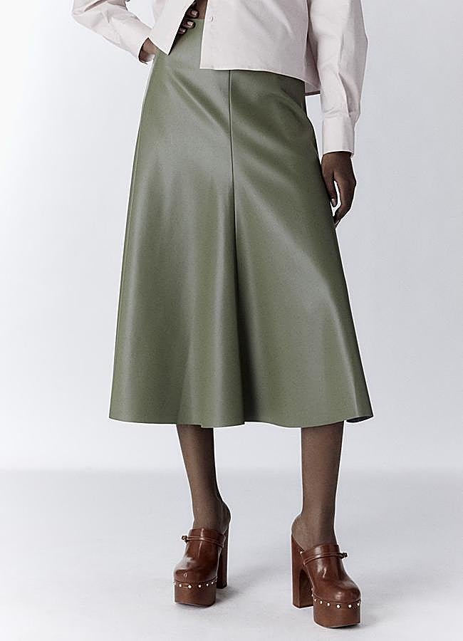 Imagen - Falda efecto piel en color verde de Sfera (39,99 euros).