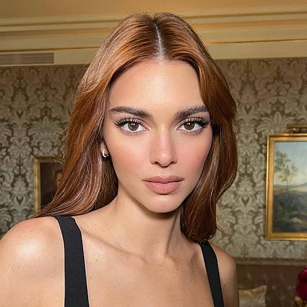 Kendall Jenner con pelo cobrizo castaño