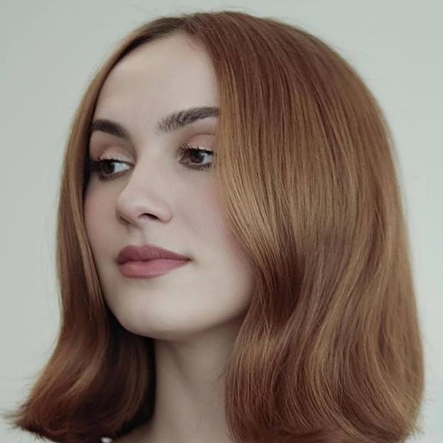 Maude Apatow con pelo cobrizo castaño claro