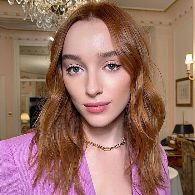 Phoebe Dynevor con tono cobrizo de pelo