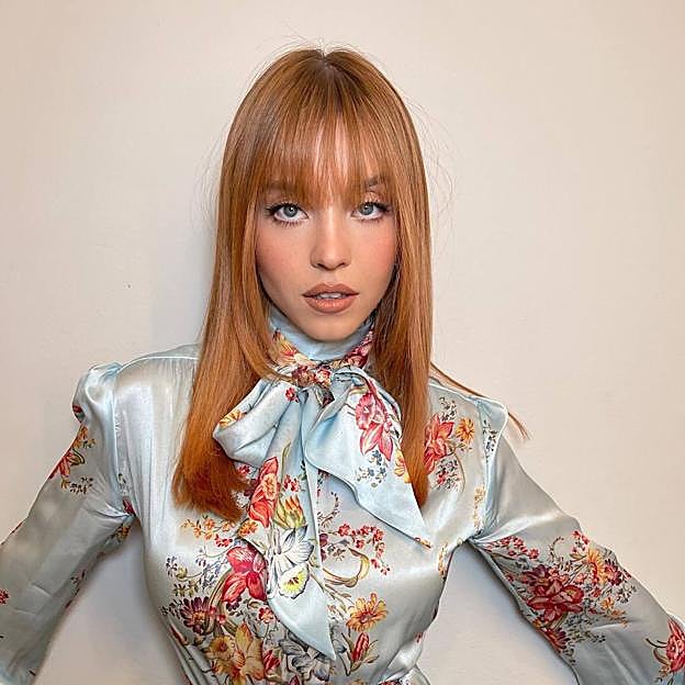 Sydney Sweeney con tendencia del pelo cobrizo