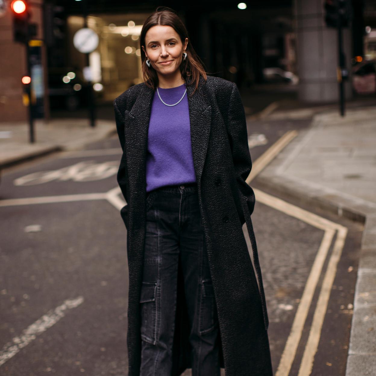 Una influencer en el street style de Londres con vaqueros negros.