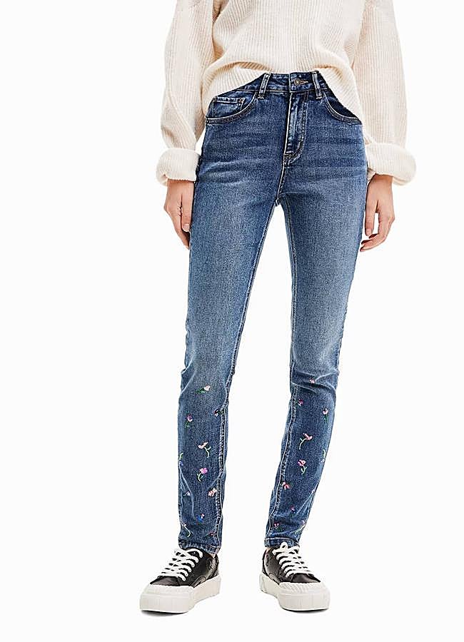 Imagen - Vaqueros con bordados en el bajo