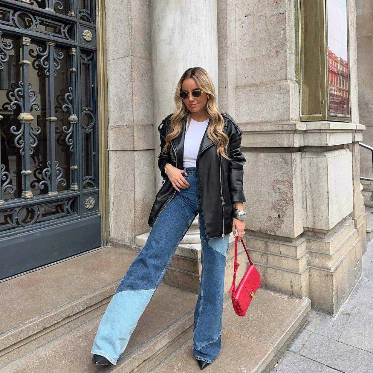 Influencer con vaqueros originales en look básico