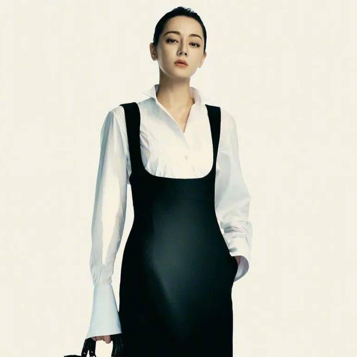 Influencer con vestido negro de lujo