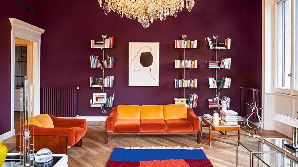 vista del salón, con librerías de Vittorio Introini, de los años 70, encontradas en un mercadillo. El cuadro es de Gary Hume, uno de los pintores abstractos favoritos de Carolina, y fue un regalo de boda. El sofá es de Saporiti.