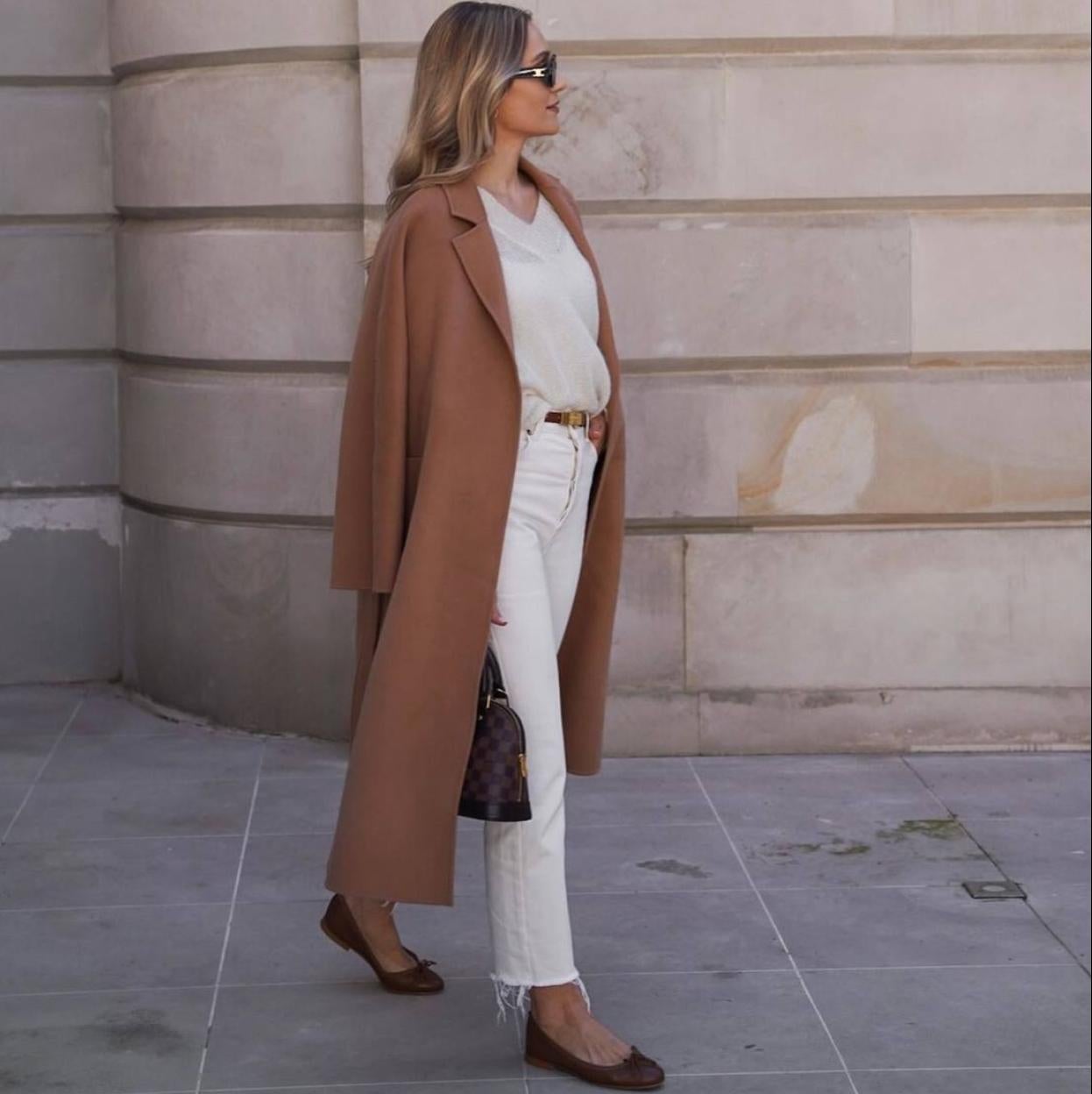 Influencer con pantalones pitillo