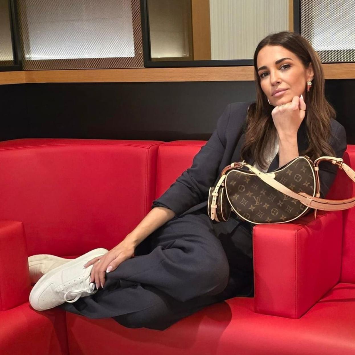 Paula Echevarría con un bolso media luna de Louis Vuitton.