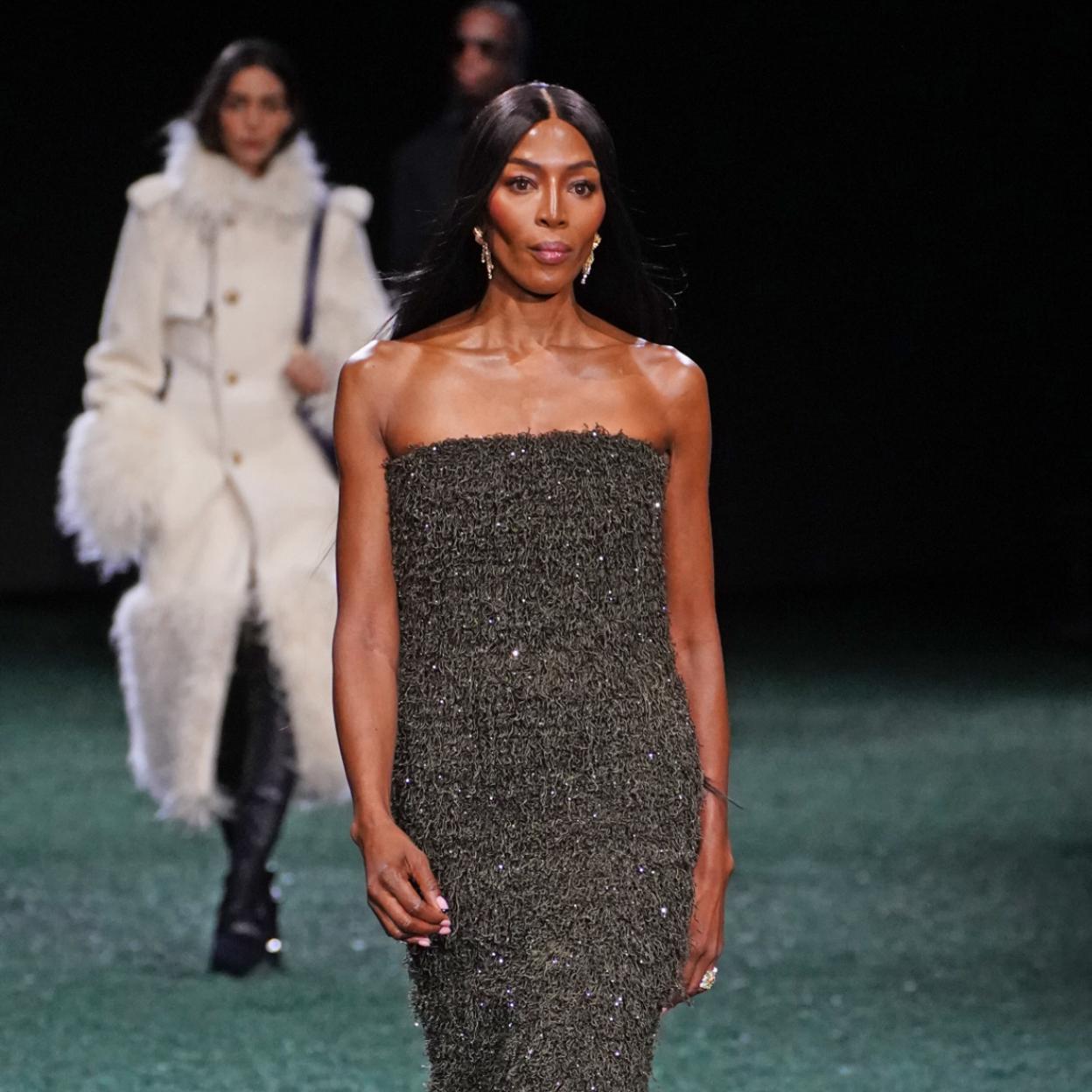 El vestido de tubo ha vuelto y se lleva así.