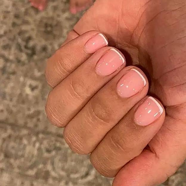 Uñas baby french con acabado brillante