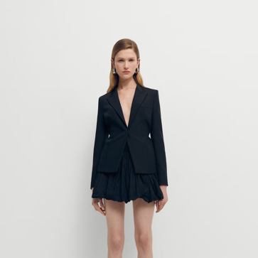 Imagen secundaria 1 - Imagen de pasarela de Carolina Herrera para esta primavera y, fotos de colección de Mango.