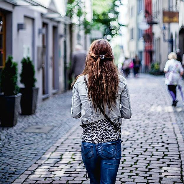 Para evitar dolores innecesarios es necesario seguir ciertas pautas para caminar correctamente. 