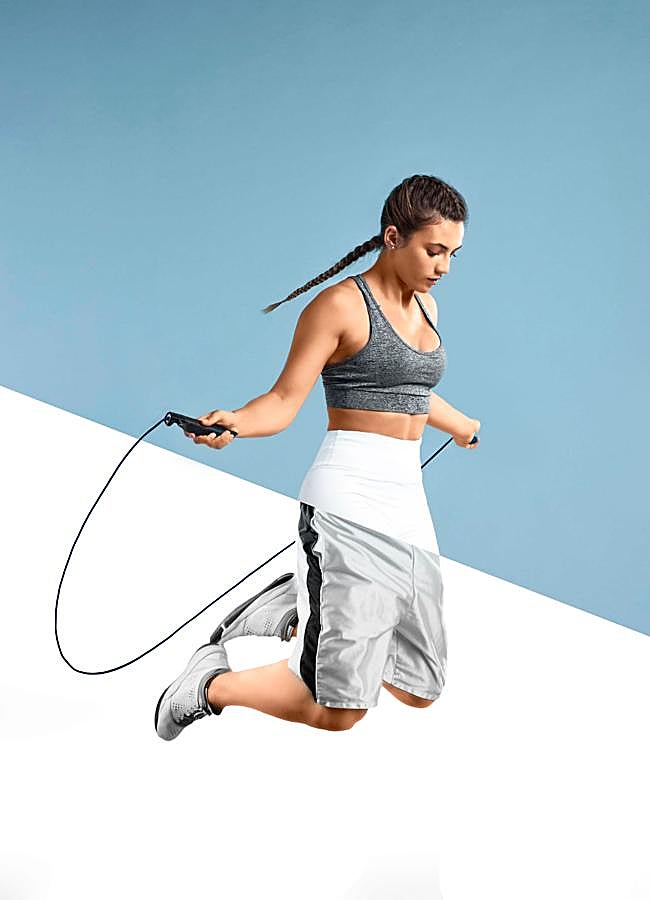 Imagen - Saltar a la comba tiene muchísimos beneficios para la salud. / Imagen de freepik