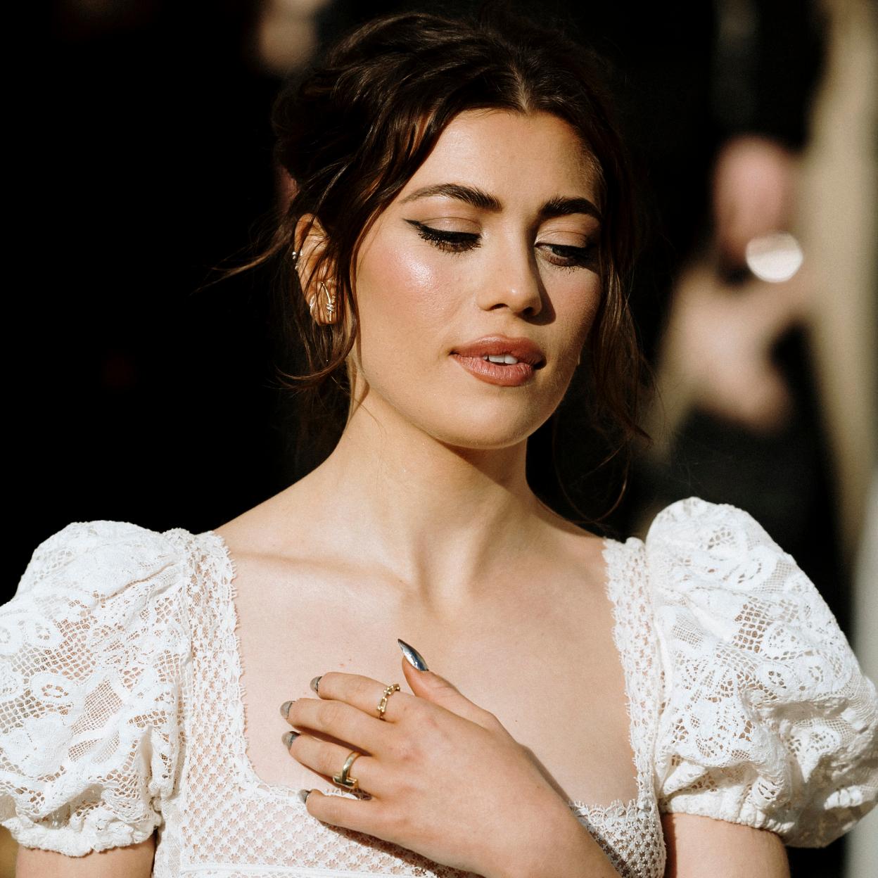 Una influencer en el street style con las cejas perfectamente pintadas y peinadas.