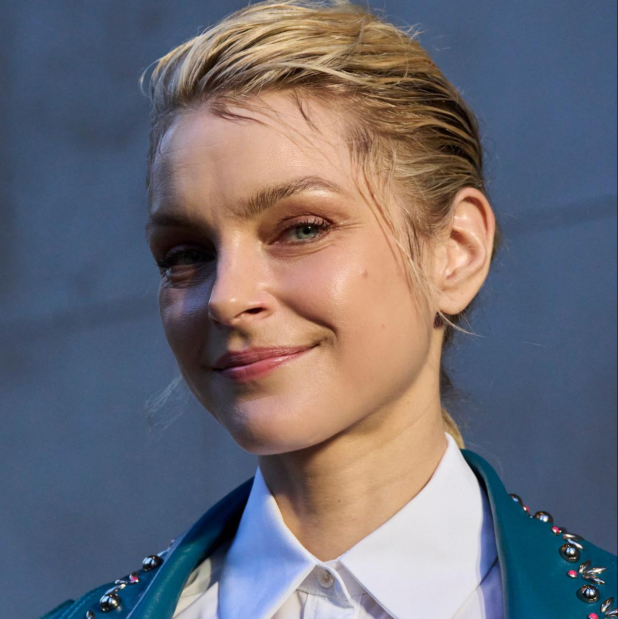 Modelo en el desfile de Erdem.