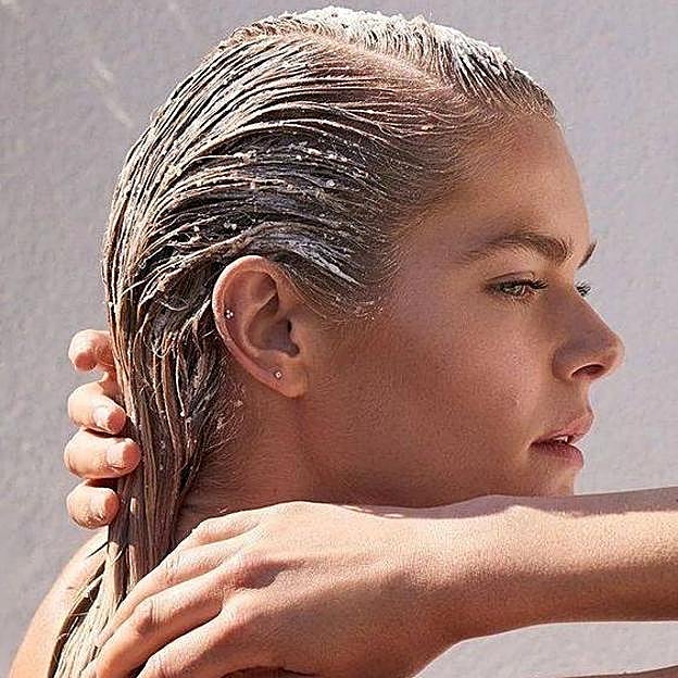 Mujer realizando prelavado de pelo