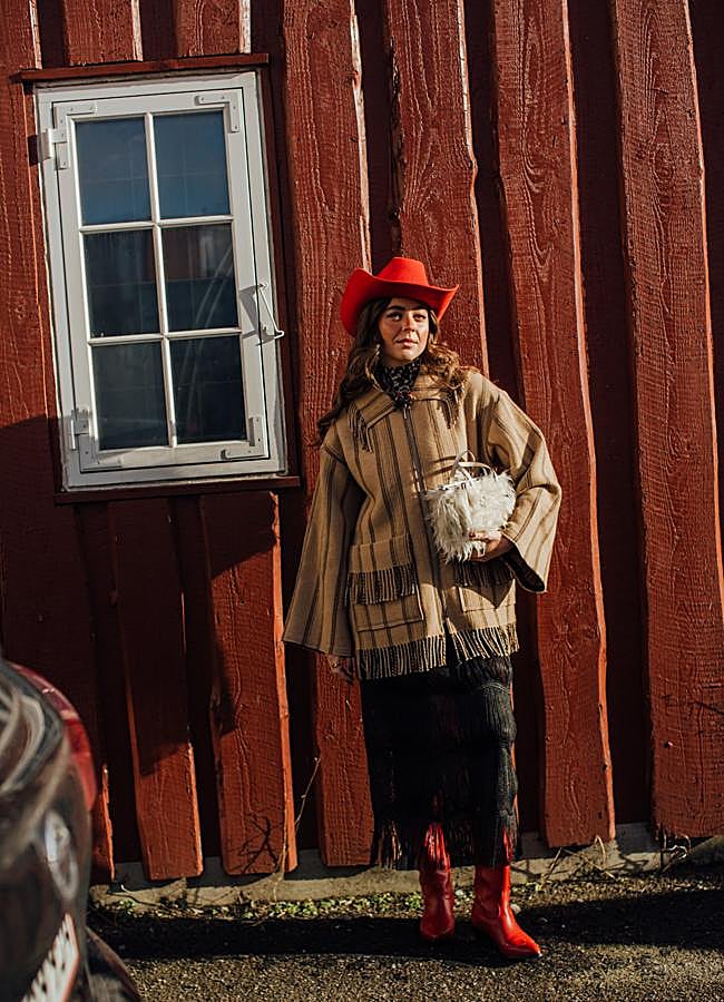 Imagen - Un look con chaqueta y falda de flecos, botas cowboy rojas y sombre de alas curvas.Foto: Launchmetrics spotlight.
