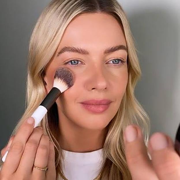 Maquilladora usando la técnica de las dos bases de maquillaje