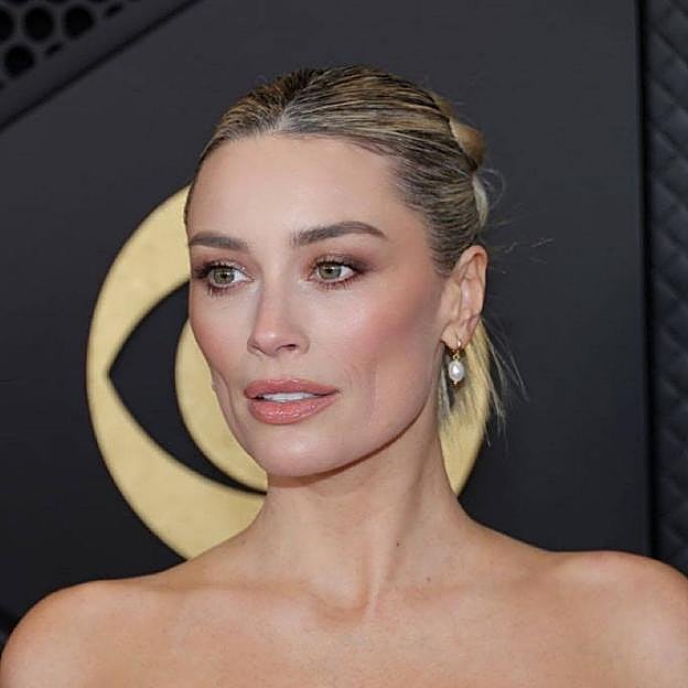 Look con técnica de las dos bases de maquillaje par esculpir el rostro