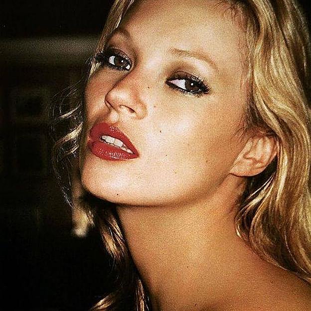 Kate Moss con delineado grunge sencillo