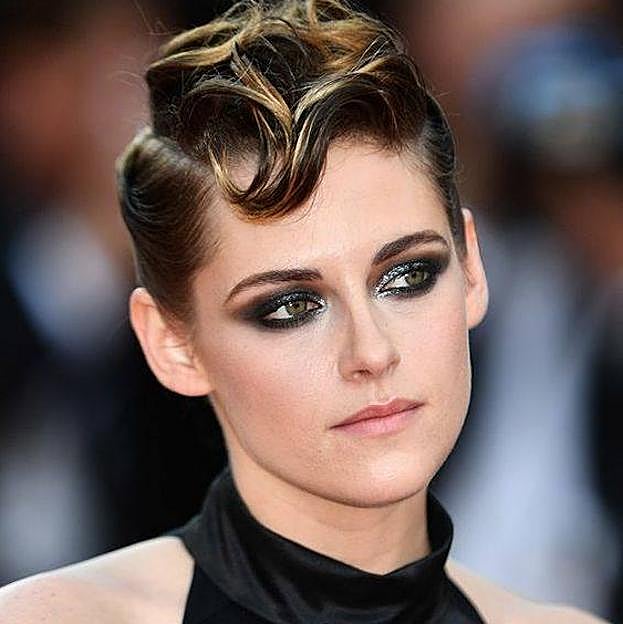 Kristen Stewart con eyeliner grunge combinado con smokey eye metalizado