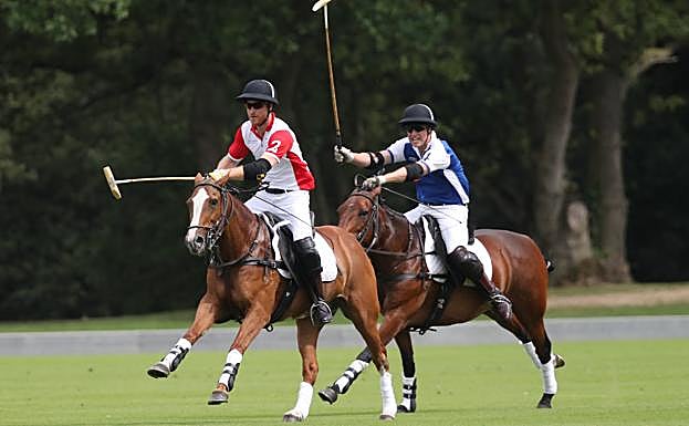El príncipe Harry y Guillermo jugando al polo juntos. / 