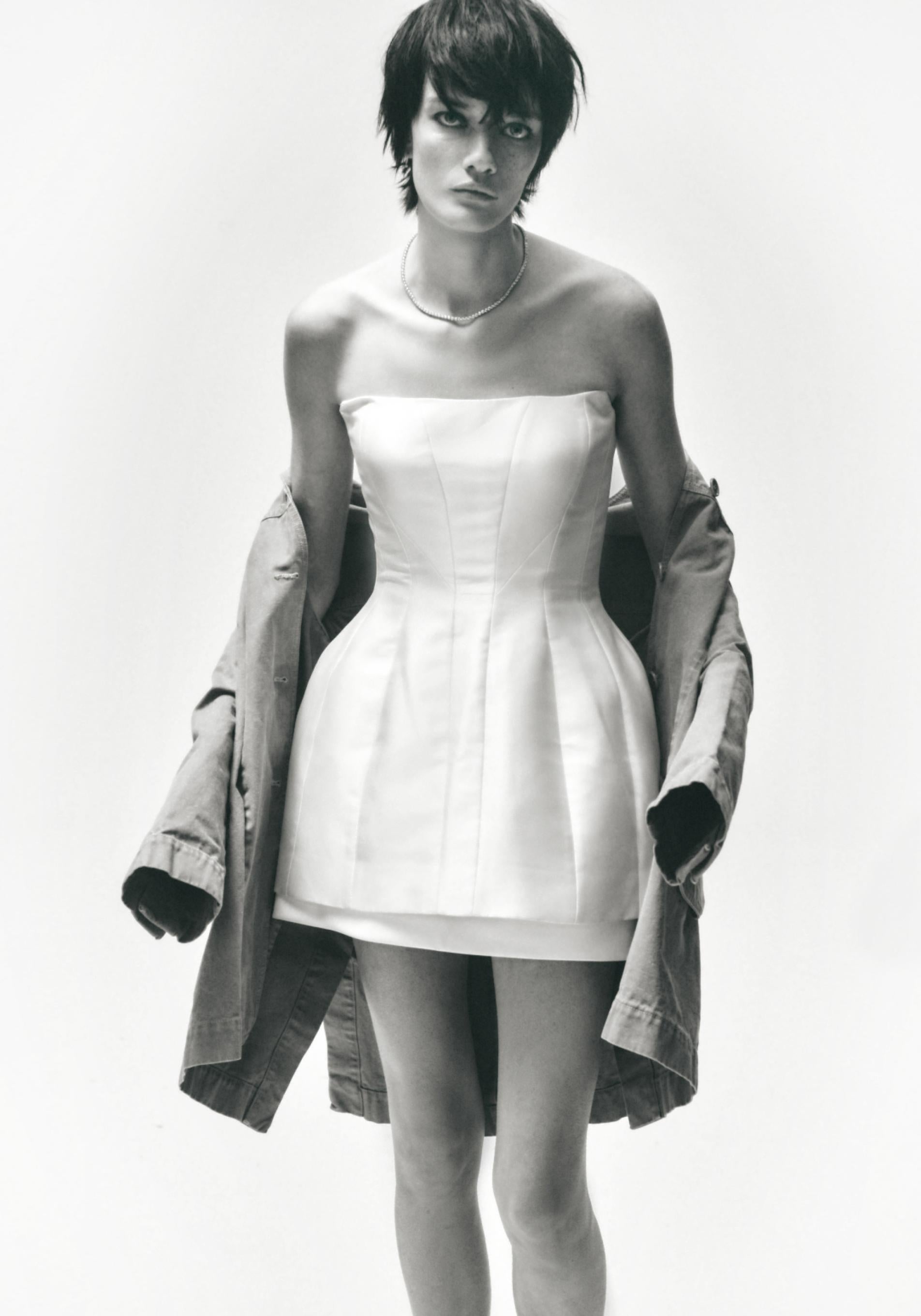 Vestido de Pronovias, abrigo de Max Mara y collar de Swarovski.