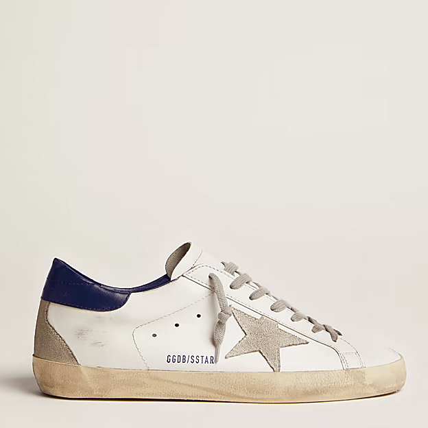 Zapatillas Super-Star con estrella de ante y talón azul de Golden Goose (435 euros).